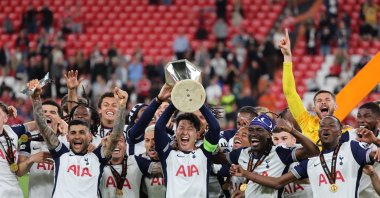 Tottenham&#039;s Son Heung-min (C) and his teammates celebrate with the trophy after winning the UEFA Europa League final match between Tottenham Hotspur and Manchester United, Bilbao, Spain, May 21, 2025. (EPA Photo)