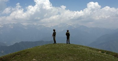 Indian army soldiers stand guard near the Line of Control (LoC) between Pakistan and India, in Poonch sector of India&#039;s Jammu region, May 20, 2025. (AFP Photo)