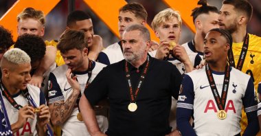 Tottenham Hotspur manager Ange Postecoglou celebrates with his players after winning the Europa League final match against Manchester United at the San Mames, Bilbao, Spain, May 21, 2025. (Reuters Photo)