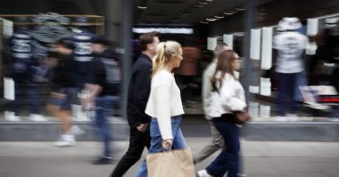 People carry shopping bags as they walk along Oxford Street, London, U.K., May 15, 2025. (EPA Photo)