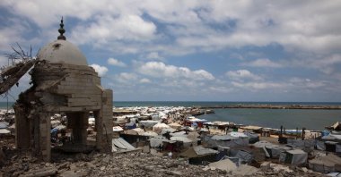 Tents are set up for displaced Palestinians along the beach near Gaza City&#039;s port, May 22, 2025. (AFP Photo)