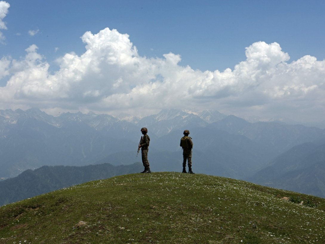 Indian army soldiers stand guard near the Line of Control (LoC) between Pakistan and India, in Poonch sector of India&#039;s Jammu region, May 20, 2025. (AFP Photo)
