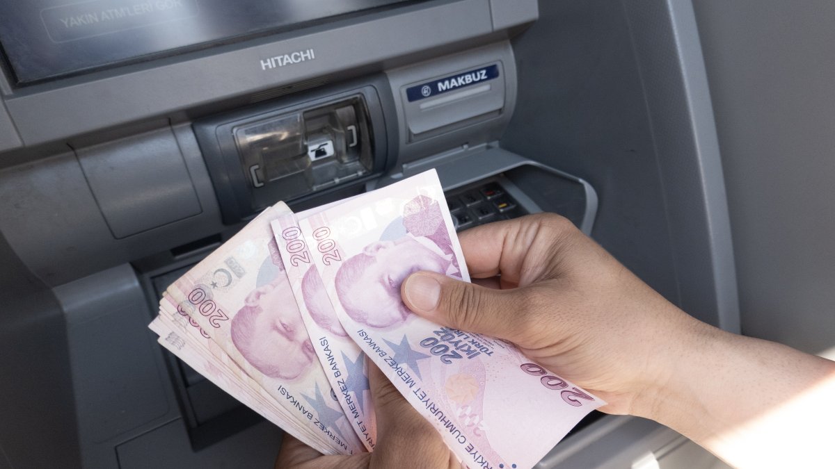 A man withdraws some Turkish lira banknotes from an ATM, Istanbul, Türkiye, June 22, 2023. (EPA Photo)