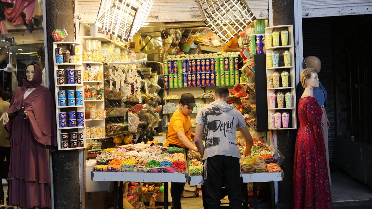 People shop at the Hamidiya market in central Damascus, Syria, May 14, 2025. (EPA Photo)