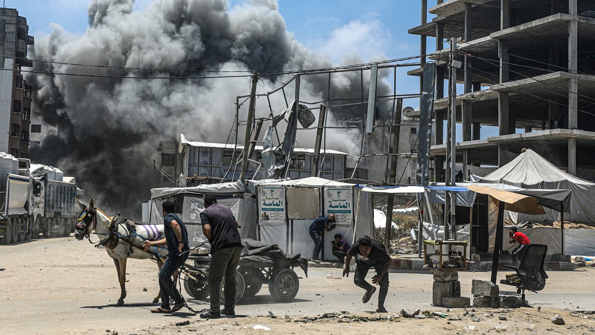Palestinians try to take cover as smoke rises following an Israeli airstrike west of Gaza City, Palestine, May 23, 2025. (EPA Photo)