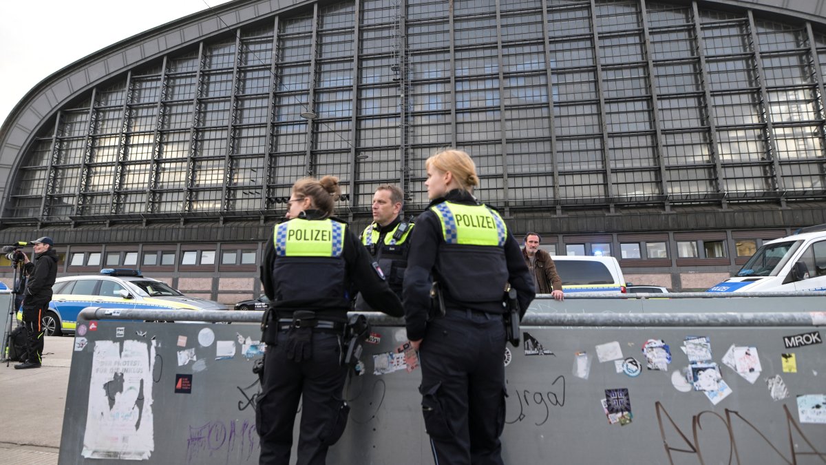 Police officers stand guard outside Hamburg&#039;s main train station, after several people were injured in a knife attack, in Hamburg, Germany, May 23, 2025. (Reuters Photo)