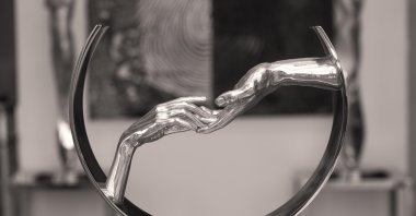 An artwork by sculptor Lorenzo Quinn is displayed at the Miart Gallery, Istanbul, Türkiye. (Courtesy of Lorenzo Quinn-Irem Deniz)