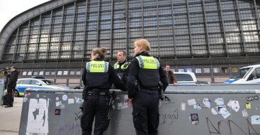 Police officers stand guard outside Hamburg&#039;s main train station, after several people were injured in a knife attack, in Hamburg, Germany, May 23, 2025. (Reuters Photo)