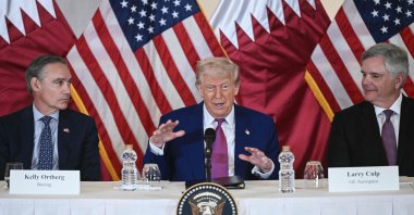 U.S. President Donald Trump (C) is flanked with Boeing CEO Kelly Ortberg (L) and CEO of GE Aerospace Larry Culp during a breakfast with business leaders in Doha, May 15, 2025. (AFP File Photo)