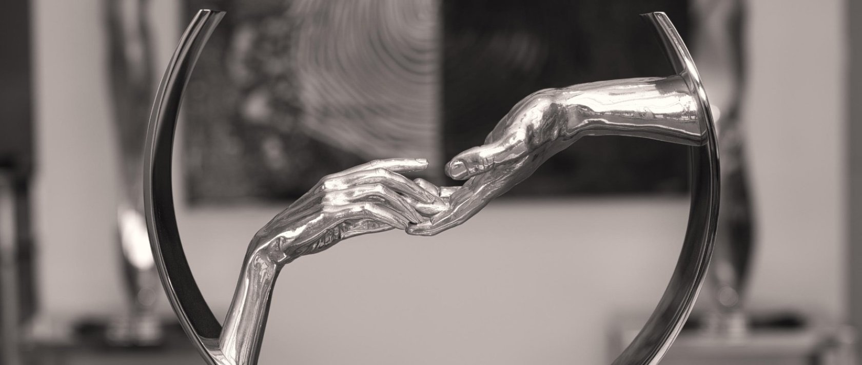 An artwork by sculptor Lorenzo Quinn is displayed at the Miart Gallery, Istanbul, Türkiye. (Courtesy of Lorenzo Quinn-Irem Deniz)