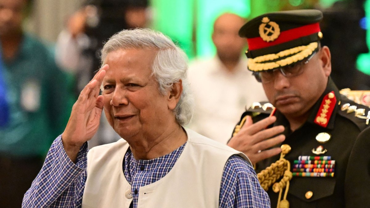 Nobel Peace Prize winner Muhammad Yunus (L) is sworn into office to lead Bangladesh&#039;s interim government as its chief adviser, days after a student-led uprising ended the 15-year rule of Sheikh Hasina, Dhaka, Bangladesh, Aug. 8, 2024. (AFP Photo)