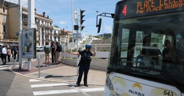A municipal police officer directs traffic as traffic lights no longer function after a power outage struck Southwestern France, on the final day of the 78th edition of the Cannes Film Festival in Cannes, southern France, May 24, 2025.(AFP Photo)