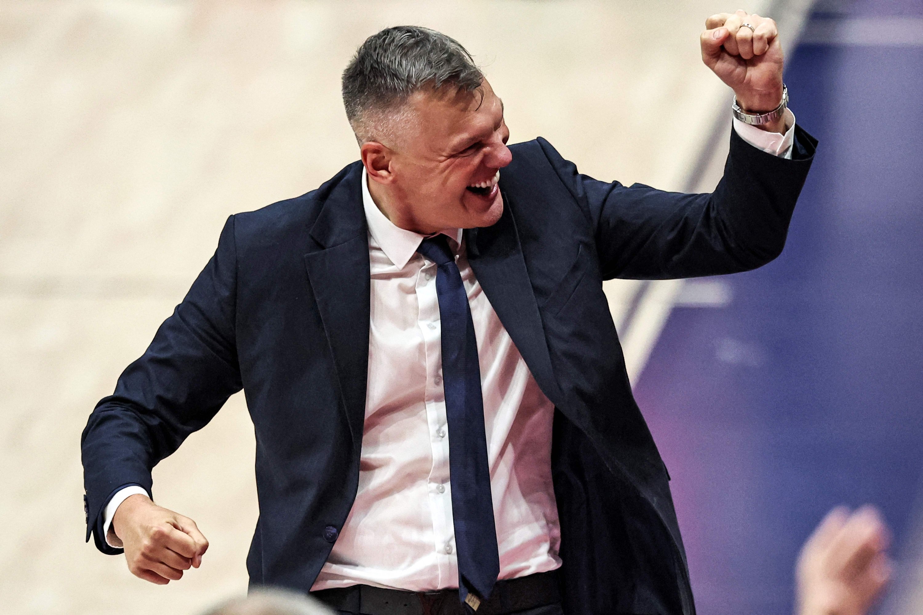 Fenerbahçe teknik direktörü Saras Jasikevicius, ekibi Euroleague basketbol final maçını Etihad Arena, Abu Dabi, BAE, 25 Mayıs 2025'te kazandıktan sonra tepki gösteriyor. (AFP Photo)