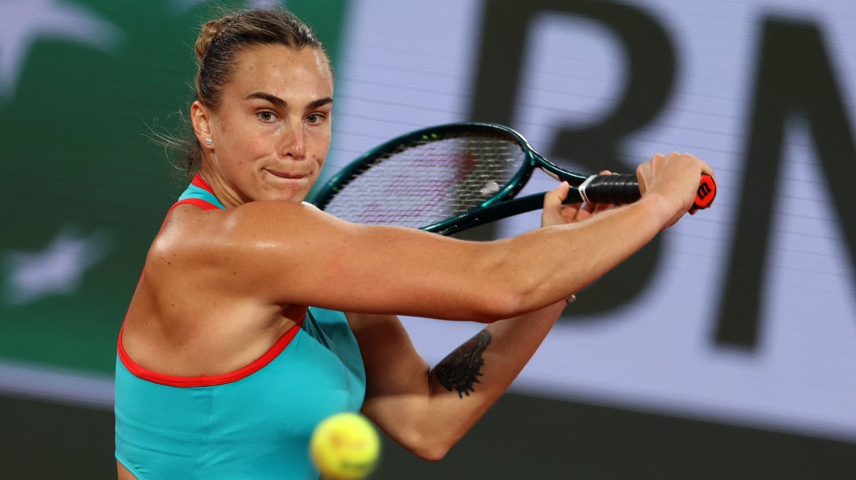 Belarus&#039; Aryna Sabalenka plays a backhand return to Russia&#039;s Kamilla Rakhimova during their French Open women&#039;s singles match in Paris, France, May 25, 2025. (AFP Photo)