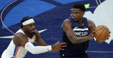 Thunder&#039;s Luguentz Dort defends against Timberwolves&#039; Anthony Edwards during an NBA playoffs game in Minneapolis, Minnesota, U.S., May 24, 2025. (AFP Photo)