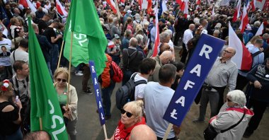 Supporters of Poland&#039;s presidential candidate Rafal Trzaskowski, who is also the mayor of Warsaw and a member of the ruling centrist Civic Coalition party, walk through the streets during a campaign rally, Warsaw, Poland, May 25, 2025. (AFP Photo)