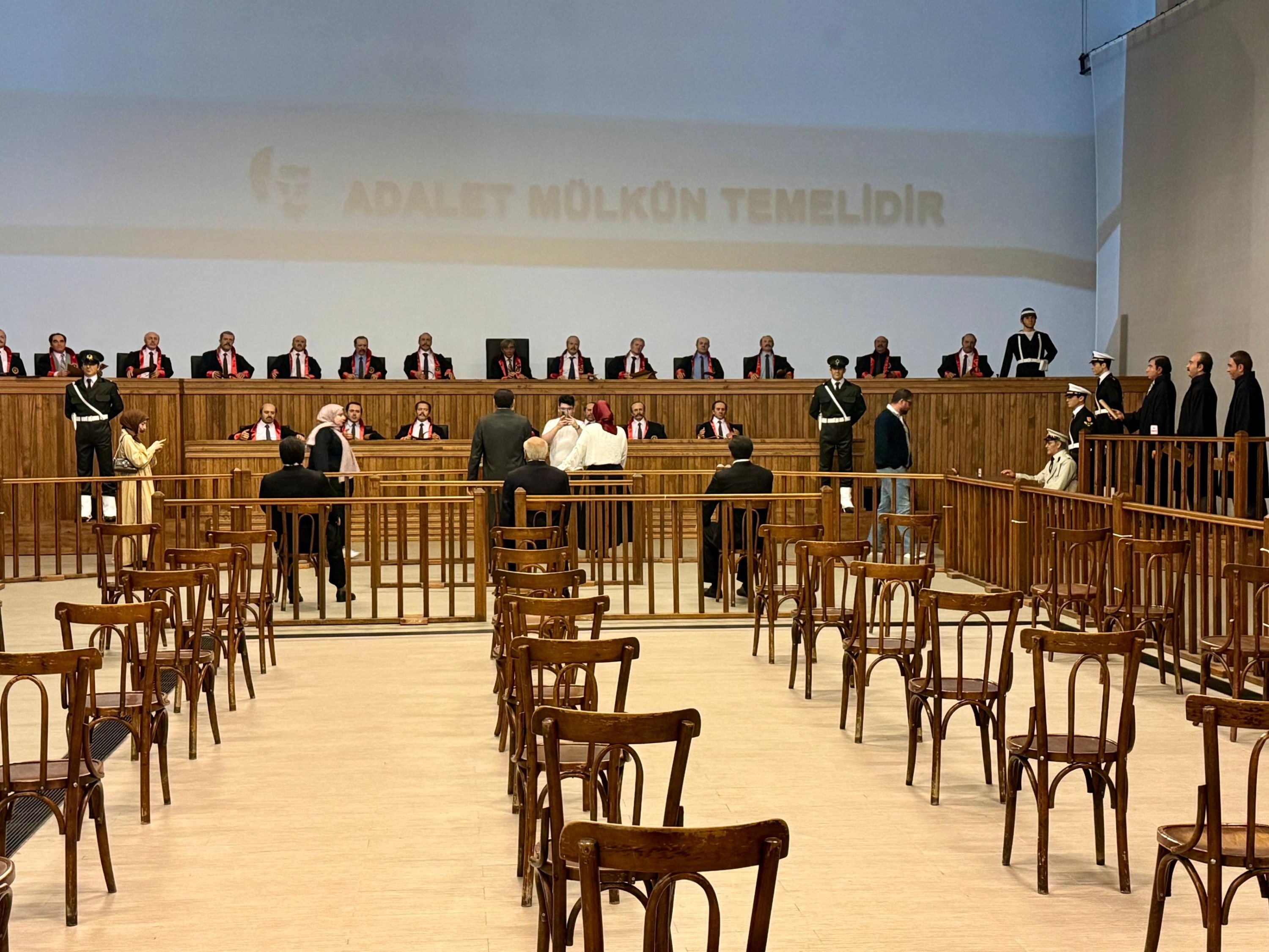Adadaki bir müzede Menderes ve diğerlerinin duruşmasının yeniden canlandırılması, İstanbul, Türkiye, 26 Mayıs 2025. (AA fotoğrafı)