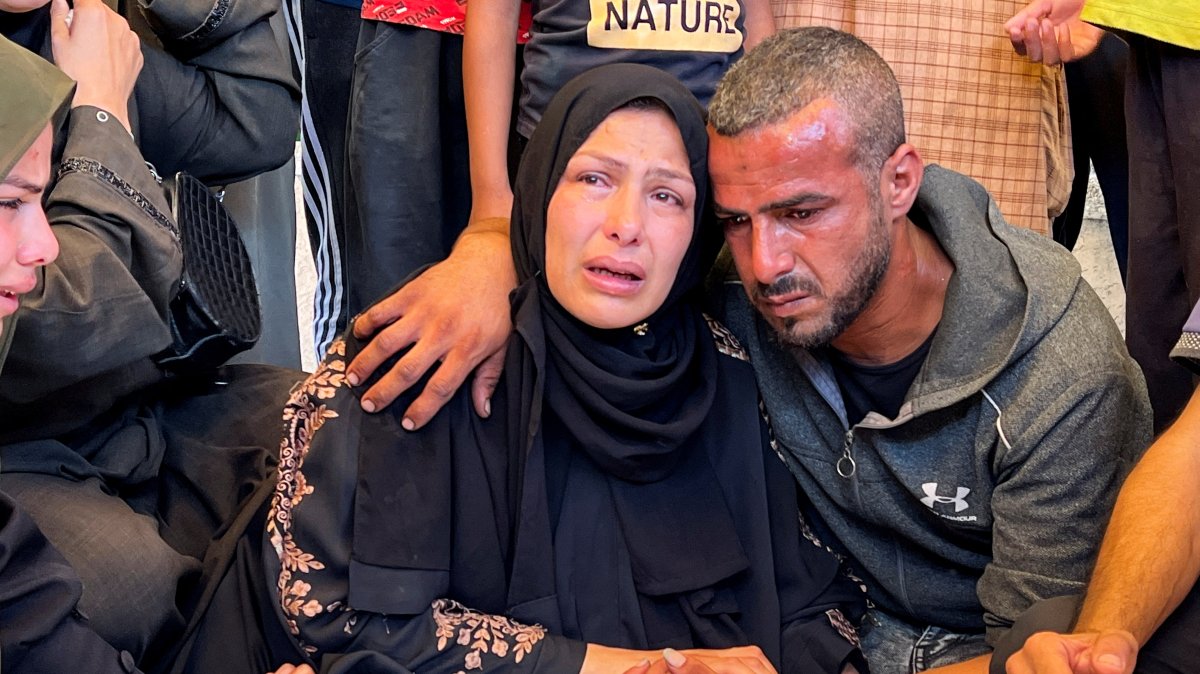 Families mourn during the funeral of two Palestinian Red Cross workers killed in an Israeli strike, at Nasser hospital, in Khan Younis, southern Gaza Strip, Palestine, May 24, 2025. (Reuters Photo)