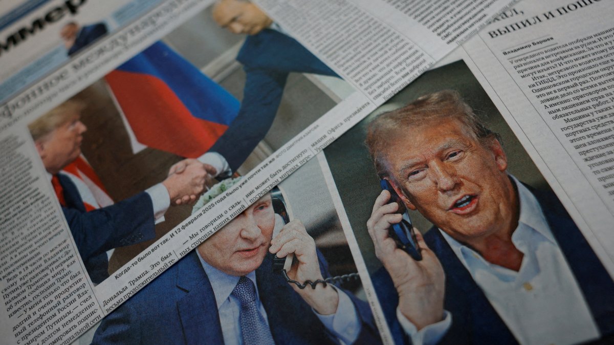 Daily newspapers with covers, dedicated to the recent phone call of Russian President Vladimir Putin and U.S. President Donald Trump, are laid out at a newsstand in a street in Moscow, Russia, Feb. 13, 2025. (Reuters Photo)