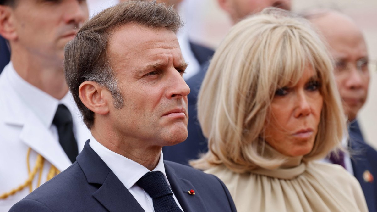 France&#039;s President Emmanuel Macron (L) and first lady Brigitte Macron take part in a ceremony, Hanoi, Vietnam, May 26, 2025. (AFP Photo)