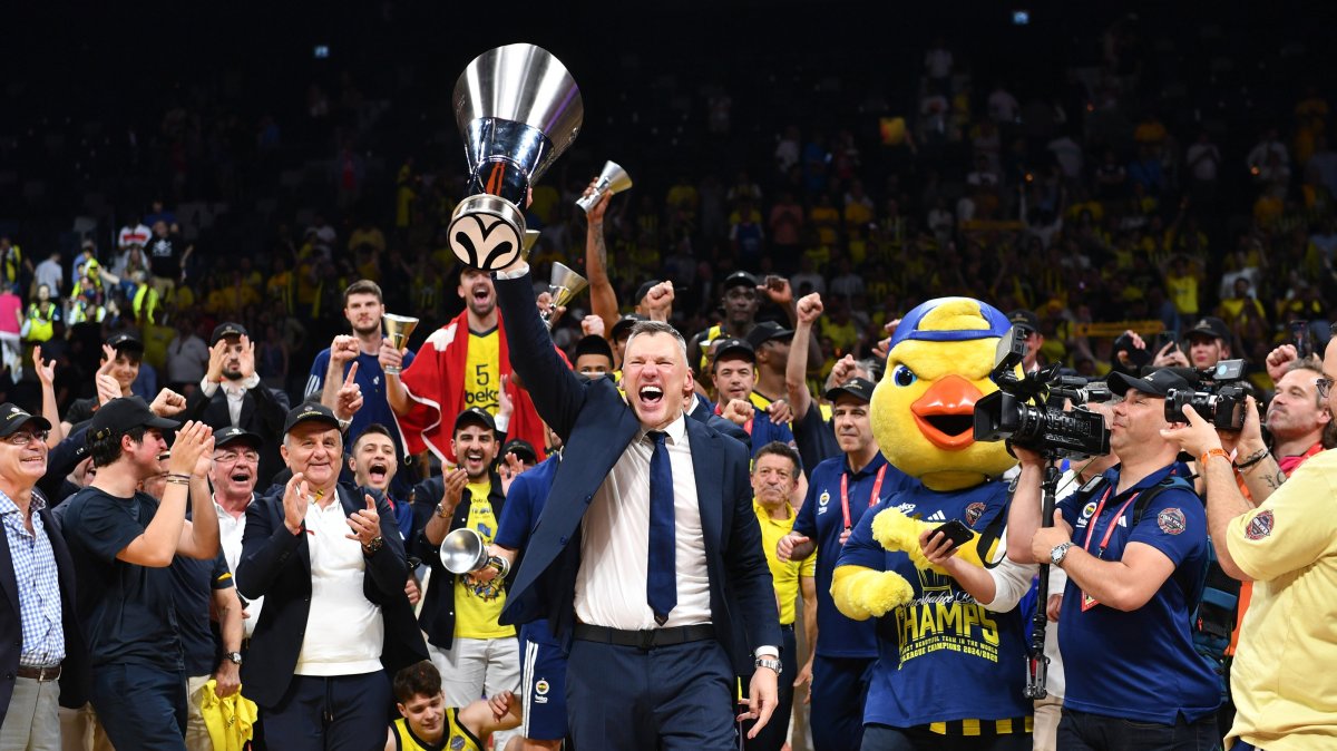 Fenerbahce&#039;s head coach Saras Jasikevicius celebrates with the trophy after winning the EuroLeague Final Four final match against AS Monaco, Abu Dhabi, UAE, May 25, 2025. (EPA Photo)