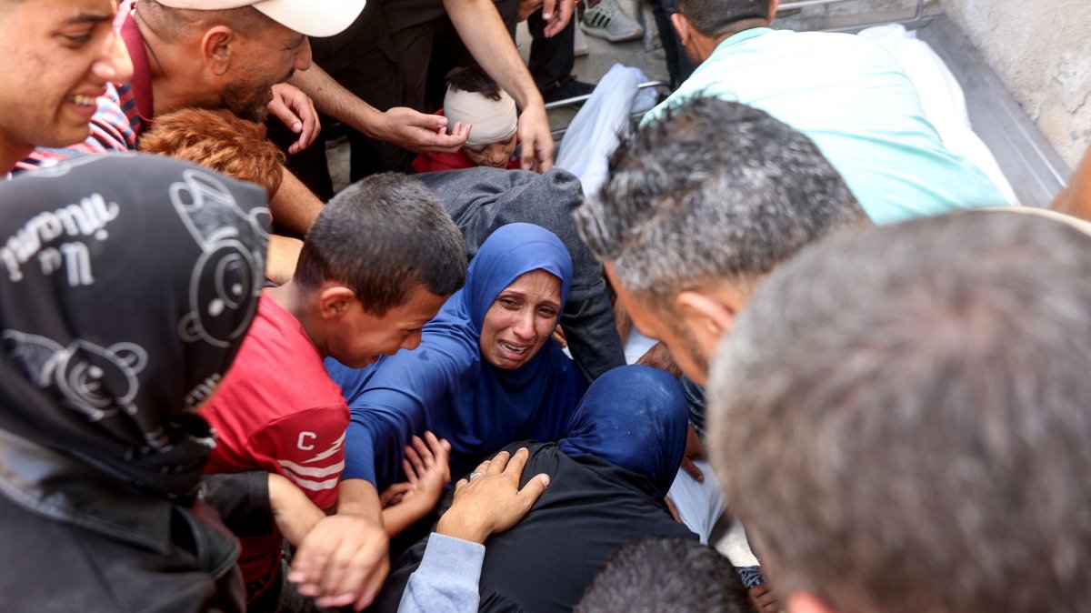 People mourn over the shrouded bodies of relatives killed in an Israeli strike, at al-Shifa hospital in Gaza City, Palestine, May 26, 2025. (AFP Photo)