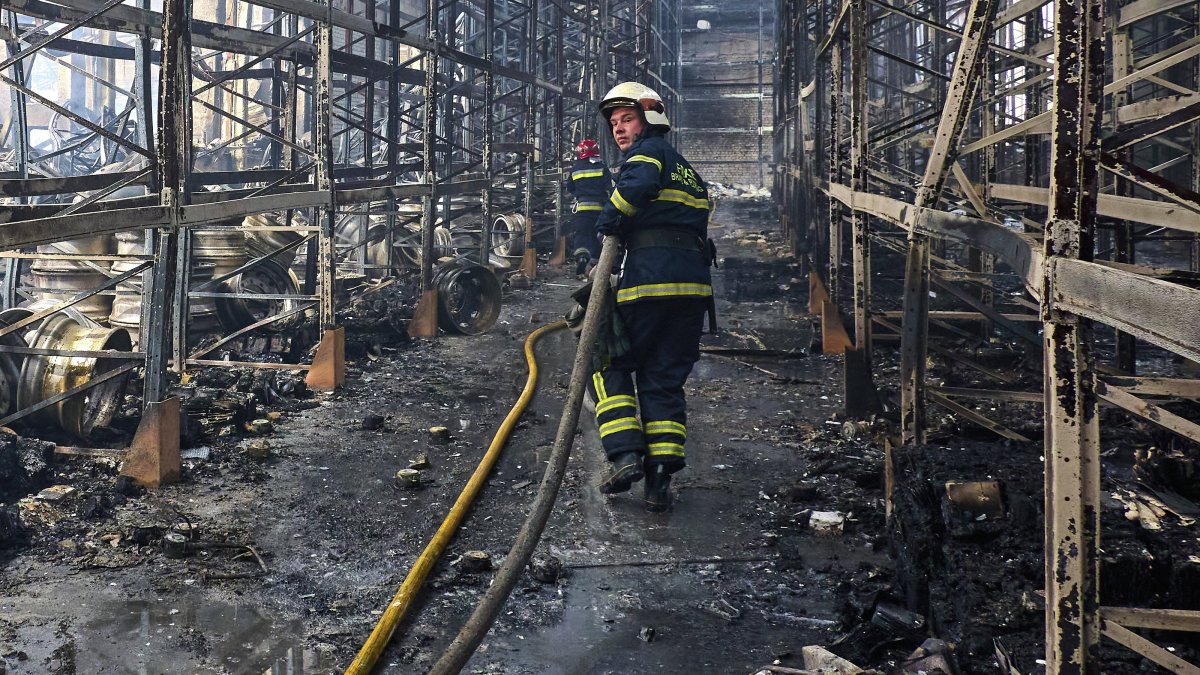 Ukrainian firefighters and rescuers work at the site of a damaged storage facility of a private factory following an overnight attack in Vasyshcheve, near Kharkiv, Ukraine, May 26, 2025. (EPA Photo)
