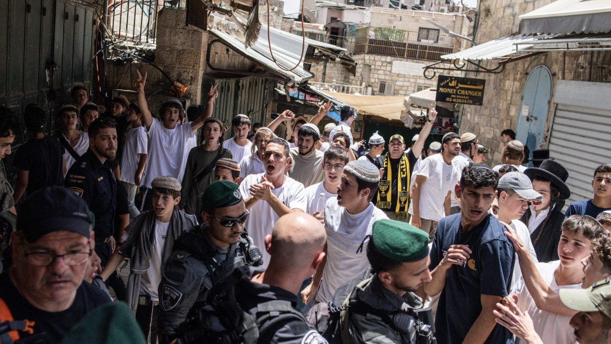 Israeli far-right activists chant slogans and sing against a journalist in Jerusalem&#039;s Old City during a flag march for Jerusalem Day, May 26, 2025. (AFP Photo)
