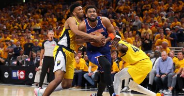 Knicks&#039; Karl-Anthony Towns drives the ball to the basket against two Indiana Pacers players in an NBA Playoffs game in Indianapolis, Indiana, U.S., May 25, 2025. (AFP Photo)