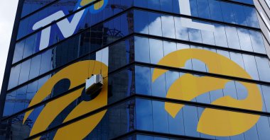 Workers install logos of Turkcell, the country&#039;s top mobile operator, Istanbul, Türkiye, June 29, 2016. (Reuters Photo)