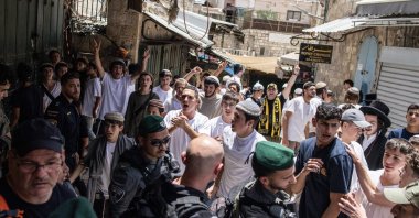 Israeli far-right activists chant slogans and sing against a journalist in Jerusalem&#039;s Old City during a flag march for Jerusalem Day, May 26, 2025. (AFP Photo)