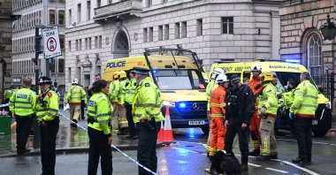 Police officers stand guard by the Liverpool Town Hall following an incident in Water Street (rear), on the sidelines of an open-top bus victory parade for Liverpool&#039;s Premier League title win, in Liverpool, north-west England, May 26, 2025. (AFP Photo)