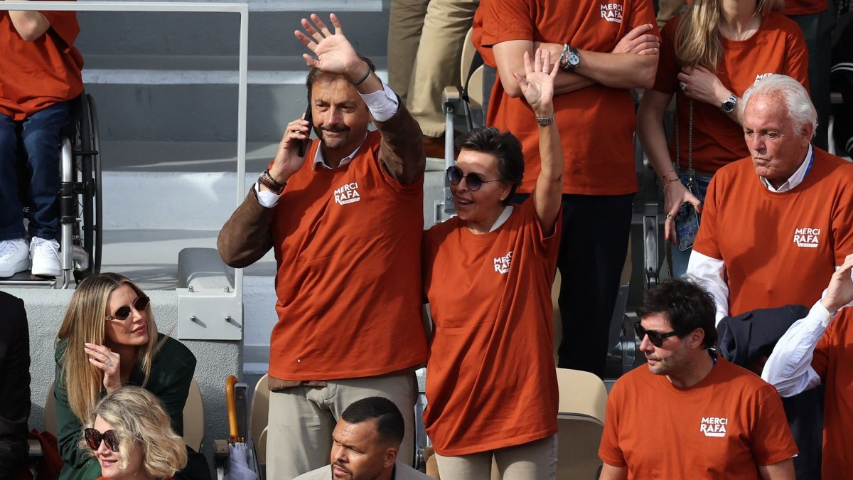 Former French tennis player Henri Leconte waves, next to Jo-Wilfried Tsonga (C, below) during a ceremony honoring Rafael Nadal&#039;s career on Court Philippe-Chatrier at the Roland-Garros Complex, Paris, France, May 25, 2025. (AFP Photo)