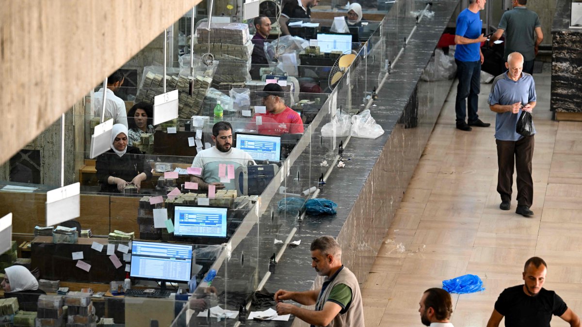 People wait at the central bank in Damascus, Syria, May 21, 2025. (AFP Photo) 