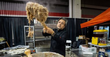 Turkish chef Ramazan Bingöl cooks traditional keşkek at the Turkish Festival, Chicago, U.S., May 26, 2025. (AA Photo)