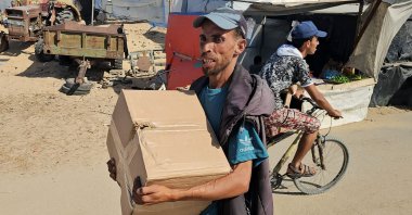 A displaced Palestinian receives a food package from a U.S.-backed foundation pledging to distribute humanitarian aid in western Rafah, southern Gaza Strip, Palestine, May 27, 2025. (AFP Photo)