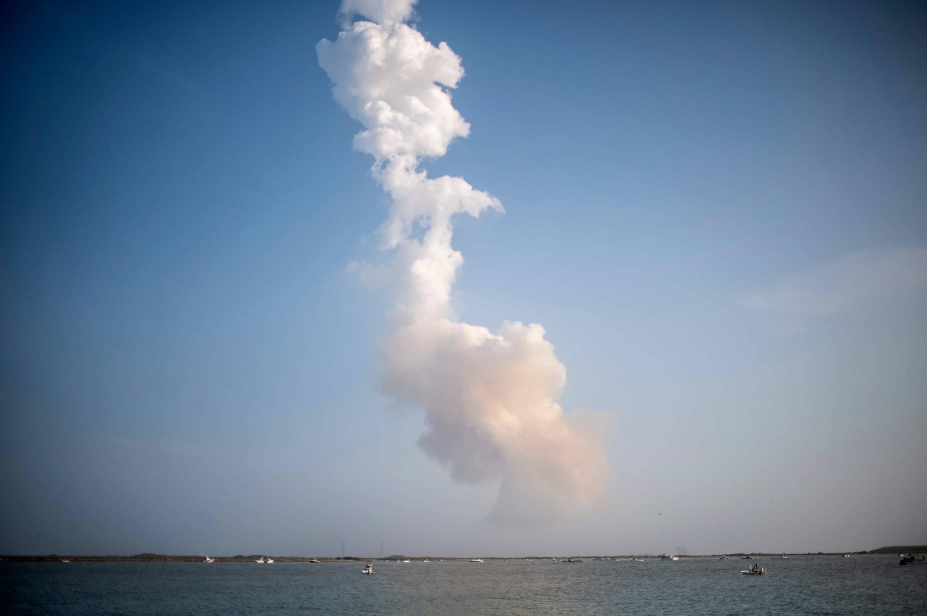 27 Mayıs 2025, South Padre Adası'ndan görüldüğü gibi Teksas, Starbase, Teksas'tan piyasaya sürülen SpaceX Starship Roketinin ardından Roket Boosters'dan bir egzoz tüyü geride kaldı. (AFP fotoğrafı)