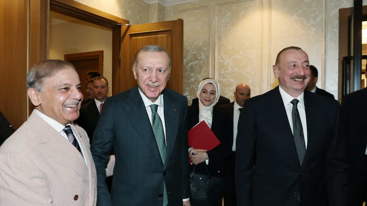 President Recep Tayyip Erdoğan, Pakistan&#039;s Prime Minister Shahbaz Sharif (L) and Azerbaijan&#039;s President Ilham Aliyev (R) arrive for the summit in Lachin, Azerbaijan, May 28, 2025. (DHA Photo)