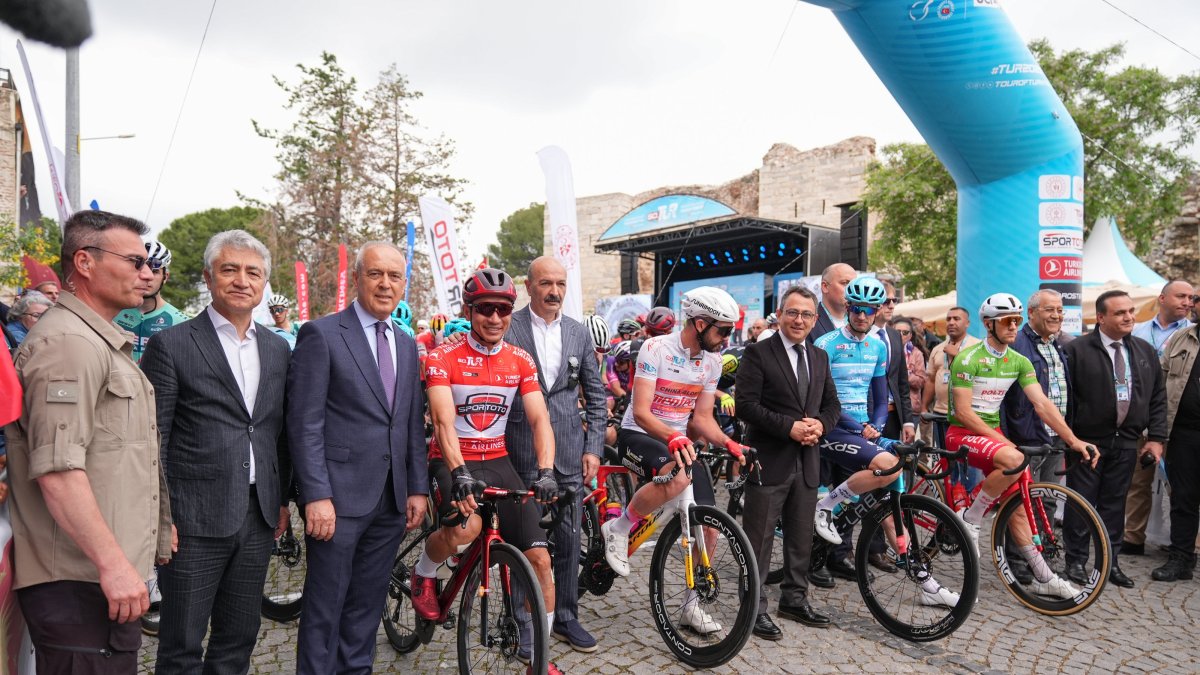 Türkiye Cycling Federation President Emin Müftüoğlu (3rd L) and Selçuk District Governor Oğuz Alp Çağlar (5th R) stand on the 60th Presidential Tour of Türkiye (TUR 2025) starting point, Izmir, Türkiye, May 5, 2025. (AA Photo)
