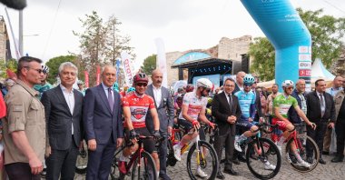 Türkiye Cycling Federation President Emin Müftüoğlu (3rd L) and Selçuk District Governor Oğuz Alp Çağlar (5th R) stand on the 60th Presidential Tour of Türkiye (TUR 2025) starting point, Izmir, Türkiye, May 5, 2025. (AA Photo)

