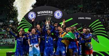 Chelsea&#039;s English defender #24 Reece James lifts the trophy as he celebrates with teammates after the UEFA Conference League final football match between Real Betis and Chelsea FC in Wroclaw, May 28, 2025. (AFP Photo)