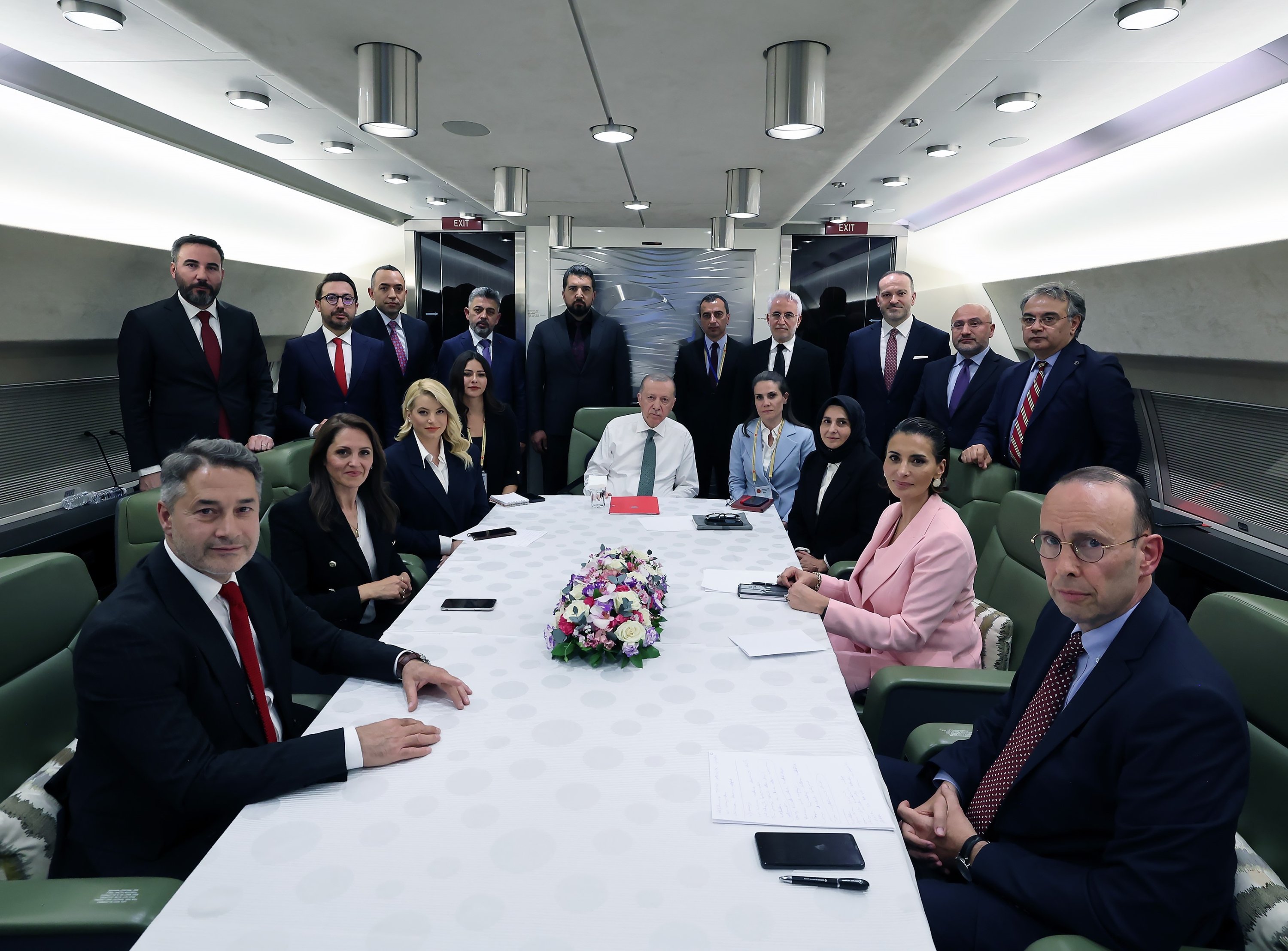 Cumhurbaşkanı Recep Tayyip Erdoğan (C), Azerbaycan'dan bir uçuş sırasında Türk gazetecileriyle başkanlık uçağında röportaj yapıyor. (IHA fotoğrafı)