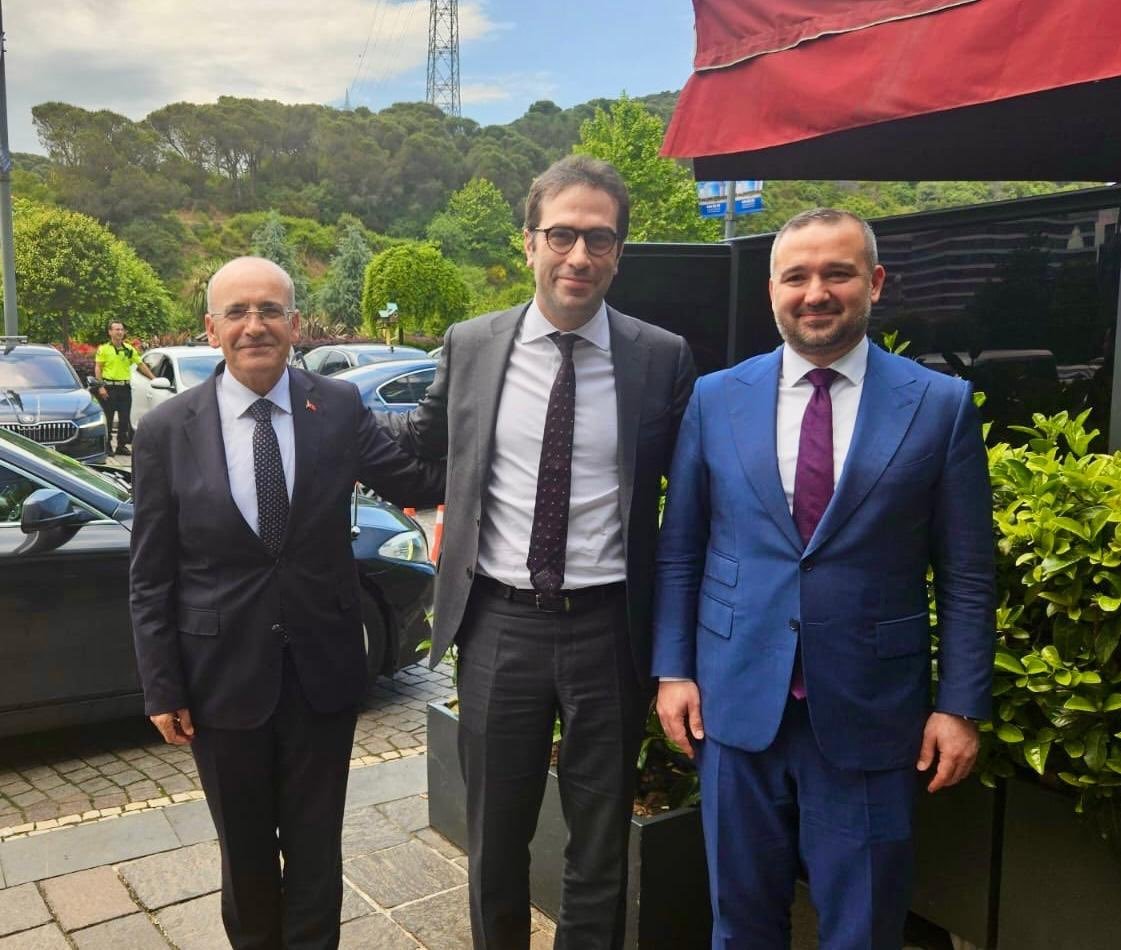   Maliye Bakanı Mehmet Şimkek, İspanyol Ekonomi ve Ticaret Bakanı Carlos Cuerpo ve Merkez Bankası Valisi Fatih Karahan, İstanbul'da bir fotoğraf için poz, 29 Mayıs 2025. (@Carlos_Cuerpo x)