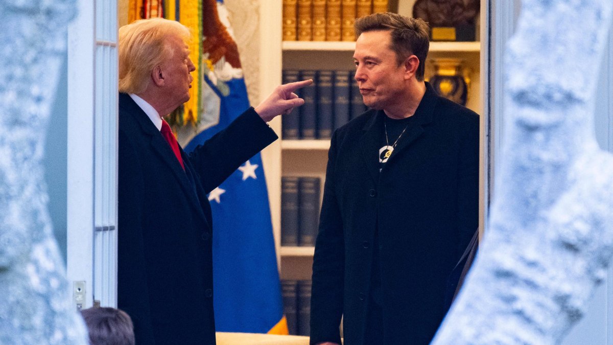 U.S. President Donald Trump and Elon Musk (R) speak before departing the White House on his way to his South Florida home in Mar-a-Lago in Florida, U.S., March 14, 2025. (AFP Photo)