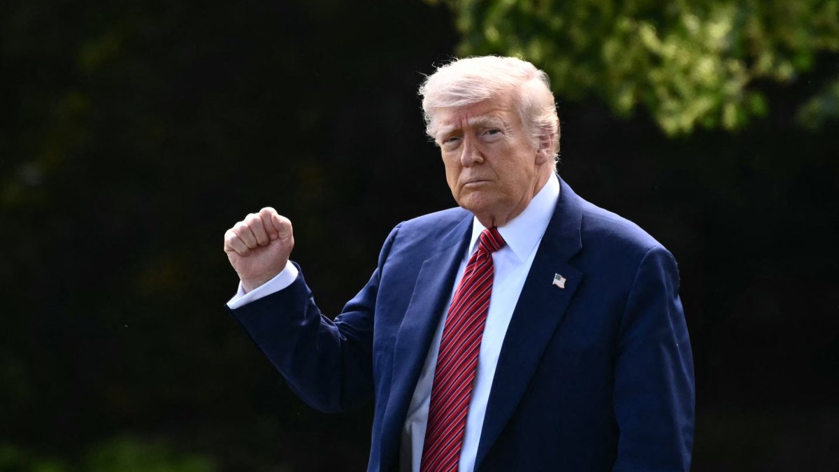 U.S. President Donald Trump raises a fist as he makes his way to board Marine One from the South Lawn of the White House in Washington, D.C., U.S., May 23, 2025. (AFP Photo)