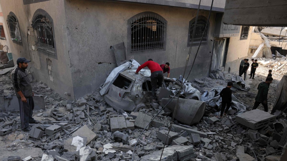 Palestinians check the destruction following Israeli strikes in Jabalia&#039;s Saftawi neighborhood in the northern Gaza Strip, May 22, 2025. (AFP Photo)