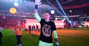 Galatasaray&#039;s Fernando Muslera waves during a ceremony celebrating the team&#039;s league championships, Istanbul, Türkiye, May 19, 2025. (AA Photo)