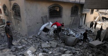 Palestinians check the destruction following Israeli strikes in Jabalia&#039;s Saftawi neighborhood in the northern Gaza Strip, May 22, 2025. (AFP Photo)