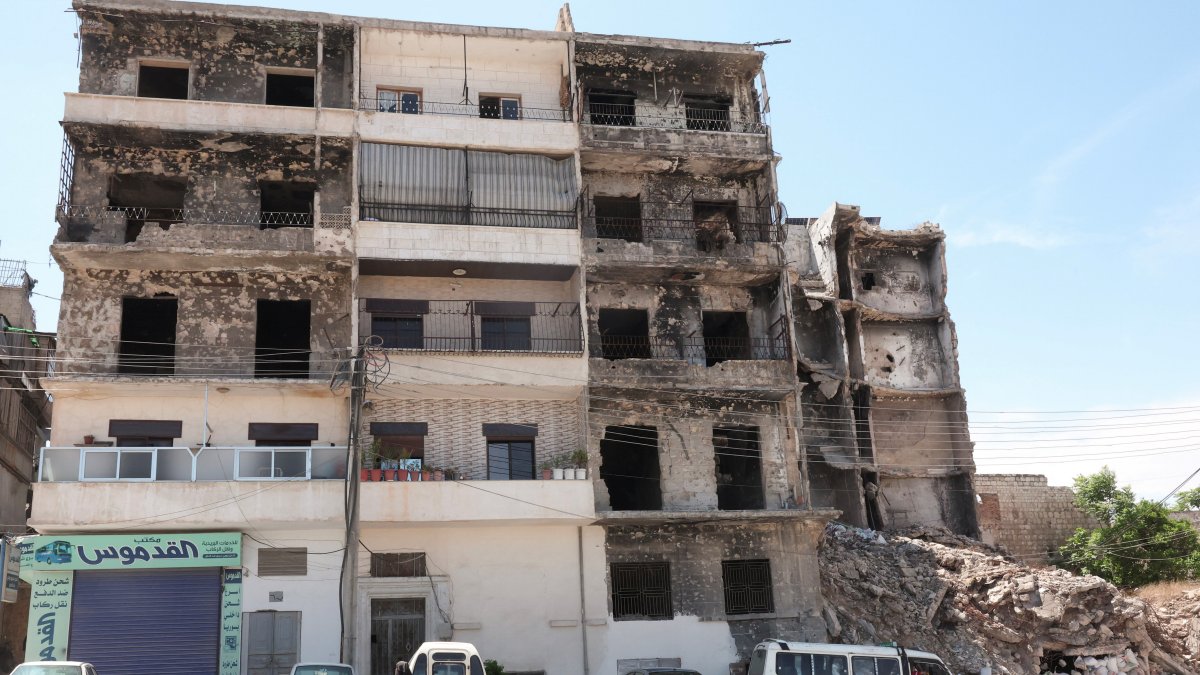 Vehicles are parked near a damaged building in Aleppo, Syria, May 14, 2025. (Reuters Photo)