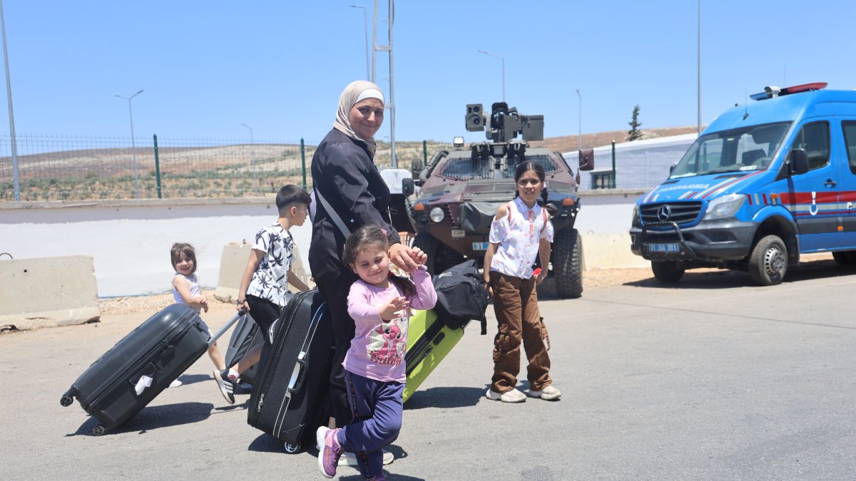 A Syrian family walks to the Cilvegözü border crossing, Hatay, southern Türkiye, Jun. 1, 2025. (İHA Photo)